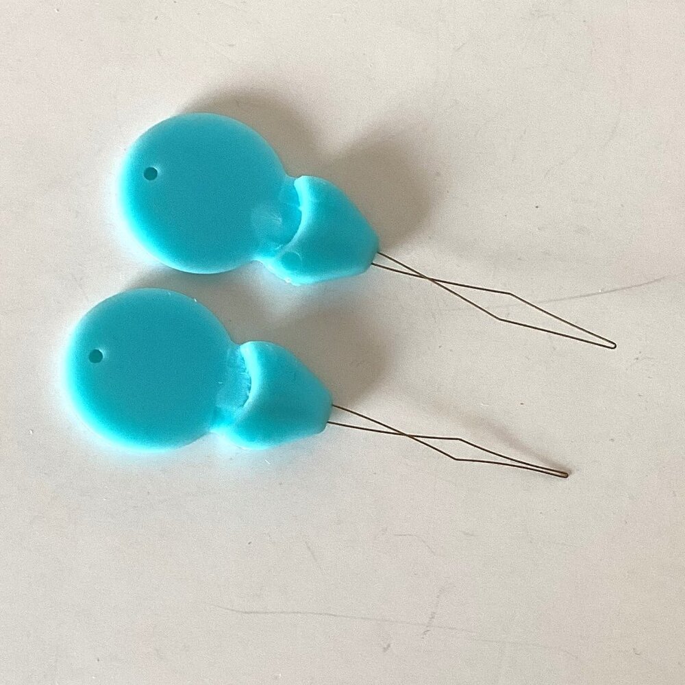 2 Blue Plastic Needle Threaders For Hand & Machine Sewing - Picture 2 of 2